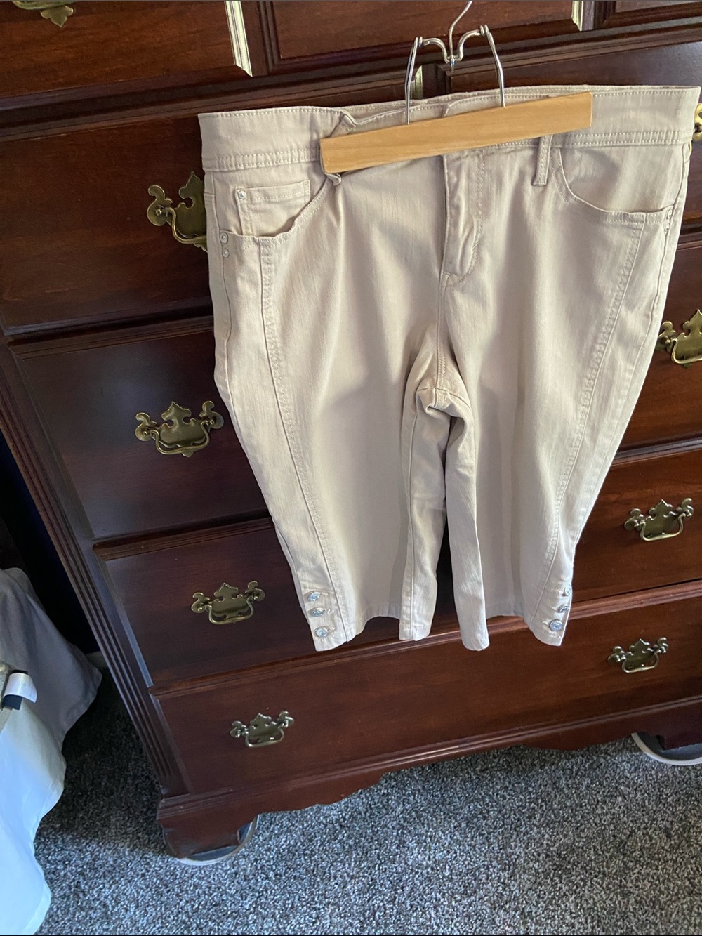 Gloria Vanderbilt, “All/Around Slimming Effect” capri pant, Size 12P.